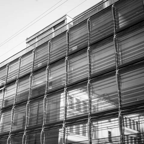 Das Bild zeigt einen Ausschnitt der Fassade des Bürogebäudes, in dem GAPP im 4. OG ein Büro hat.