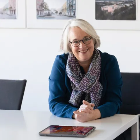 Ariane Groß im Besprechnungszimmer