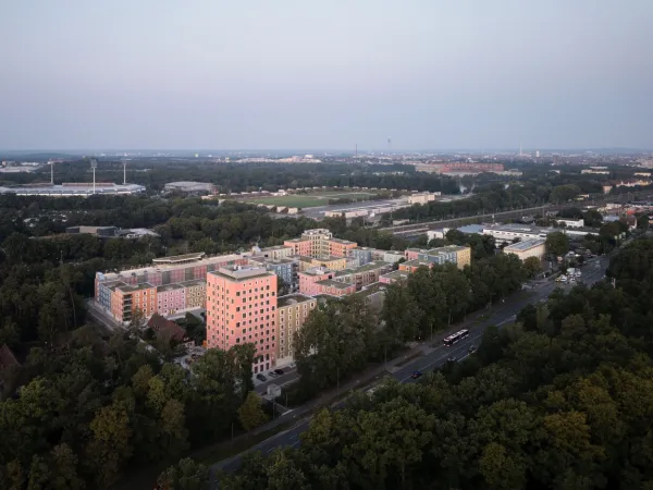 Blick auf das Regensburger Viertel aus der Vogelperspektive. Im Hintergrund sieht man das Max Morlock Stadion, den Norisring und das Reichsparteitagsgelände.